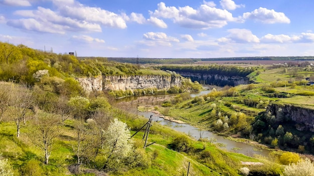 Vue sur le canyon Smotrytsky dans le paysage de printemps de KamyanetsPodolsk