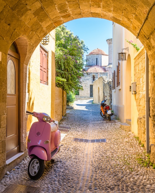 Vue de la carte postale d&#39;une rue étroite avec la moto. Rhodes, Grèce