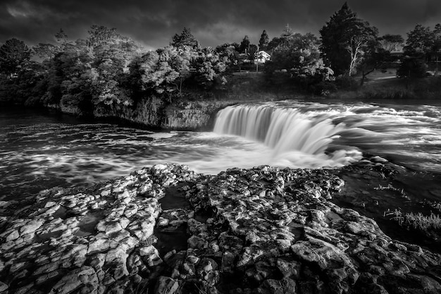 Vue de la cascade et des arbres sur un ciel nuageux