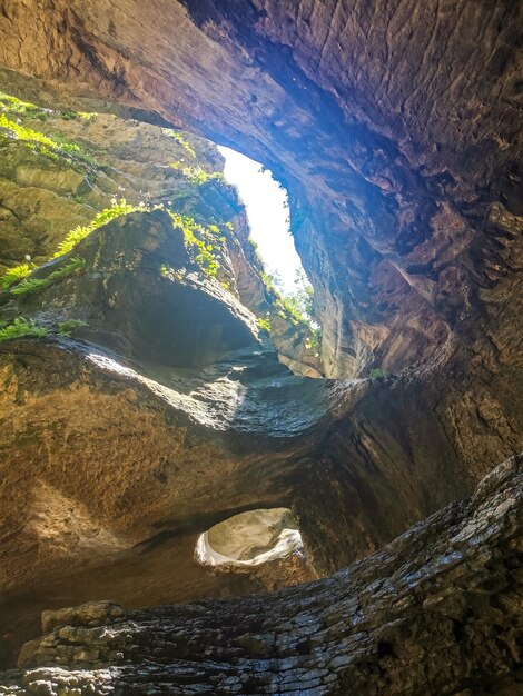 Photo vue sur la cascade asséchée de saltinsky russie daghestan juin 2021