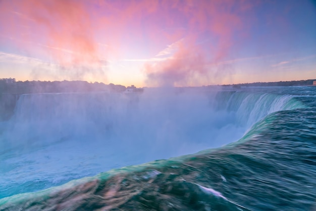 Vue sur la cascade des chutes du Niagara depuis l'Ontario, Canada