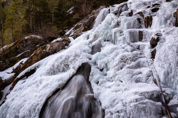 Vue d'une cascade Crooked Falls couverte de glace fondante au printemps