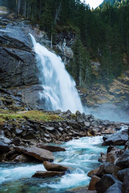 Photo vue de la cascade dans la forêt