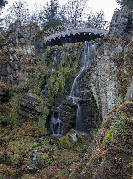 vue sur la cascade du parc de kassel en allemagne