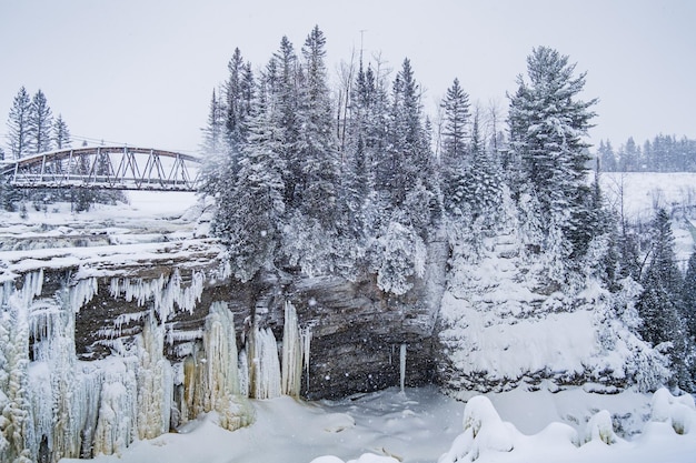 Vue sur la cascade gelée de Chute-Aux-Galets lors d'une journée d'hiver enneigée près de Saguenay, Québec, Canada