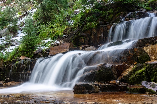 Une vue de la cascade Gloria avec un flou de mouvement, Big Cottonwood Canyon, Utah, États-Unis