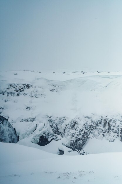 Photo vue sur la cascade de gullfoss et photo de paysage d'hiver pendant la saison hivernale gullfoss est l'une des cascades les plus populaires d'islande et des attractions touristiques