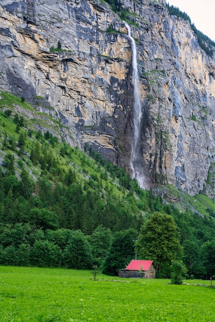 Vue sur la cascade Staubbach dans la vallée de Lauterbrunnen en Suisse