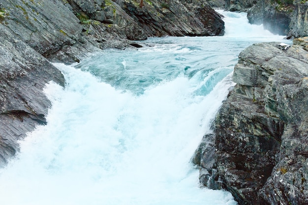 Vue sur les cascades de la rivière de montagne d'été