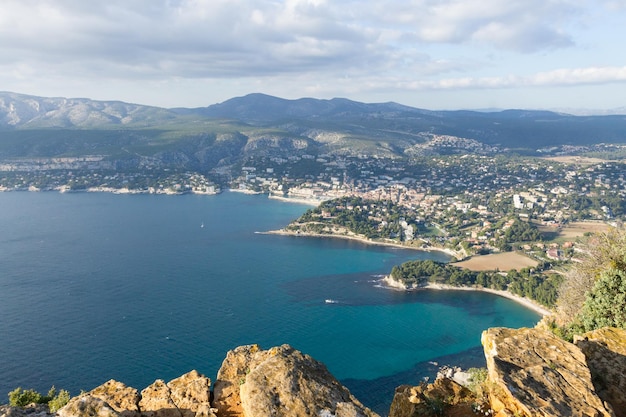 Photo vue de cassis depuis le sommet du cap canaille, france. beau paysage français.