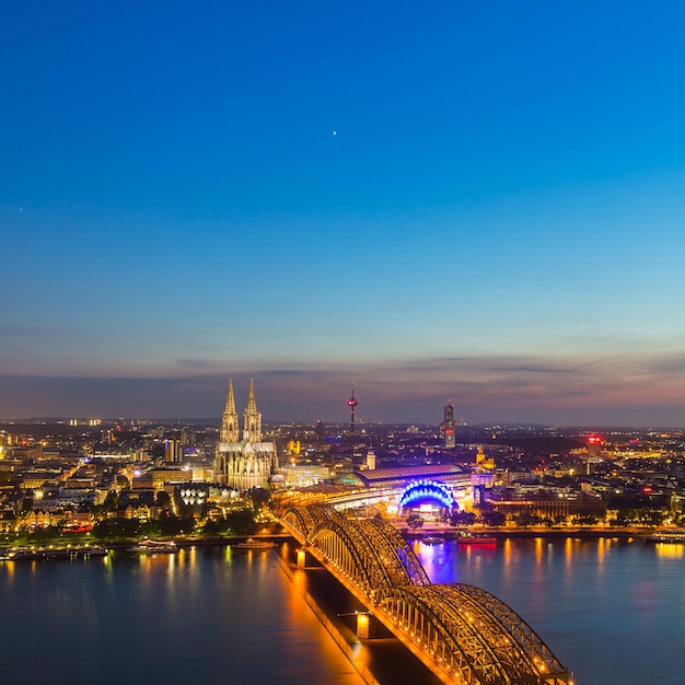 Une vue sur la cathédrale de Cologne au coucher du soleil en été sur le rhin. Pris à l'extérieur avec une marque 5D III.