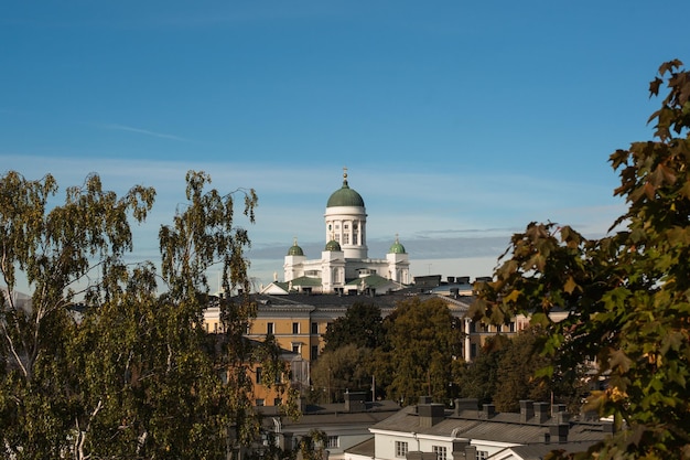 Vue de la cathédrale d'Helsinki en plein soleil.