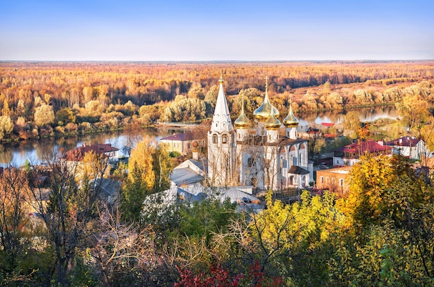 Vue sur la cathédrale Klyazma de l'Annonciation depuis la terrasse d'observation du monastère Nikolsky Gorokhovets