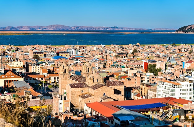 Vue de la cathédrale de Puno au Pérou