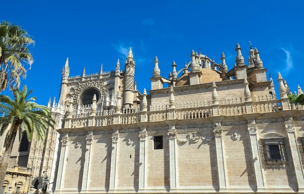 Vue de la cathédrale de Séville avec la Giralda en arrière-plan