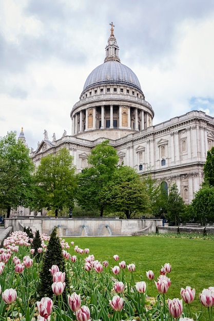 Une vue sur la cathédrale St Paul depuis la rive sud de la Tamise