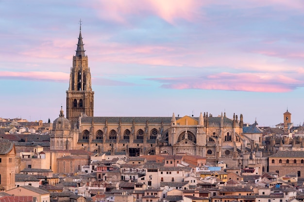 Vue de la cathédrale de Tolède au coucher du soleil Espagne