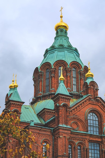 Vue de la cathédrale Uspenski sur la colline à journée ensoleillée à Helsinki, Finlande.