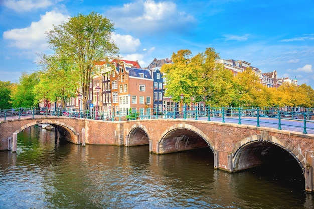 Vue célèbre de l'âme d'Amsterdam Belle journée ciel bleu vieilles maisons en pente ponts et canaux