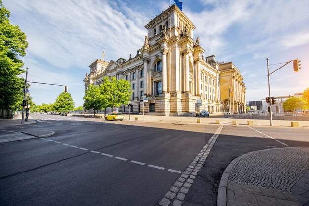 Vue sur le célèbre bâtiment du parlement du Reichtag pendant la lumière du matin dans la ville de Berlin