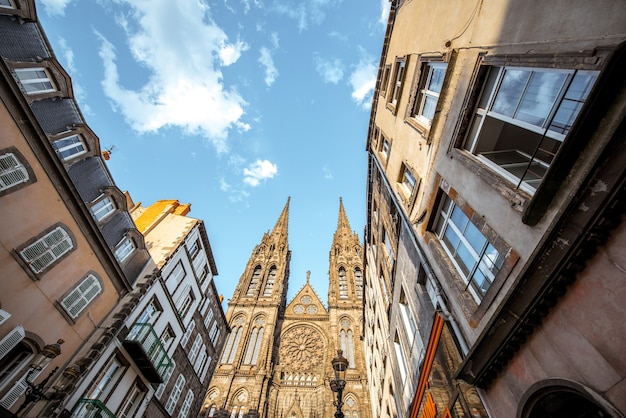 Vue sur la célèbre cathédrale au coucher du soleil dans la ville de Clermont-Ferrand en France