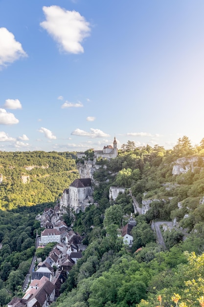 Vue sur le célèbre château de Rocamadour au sommet de la falaise dans le Lot Occitanie Sud-Ouest France