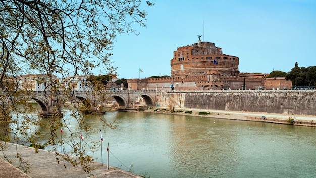 Vue sur le célèbre château Saint Ange et pont sur le Tibre à Rome, Italie