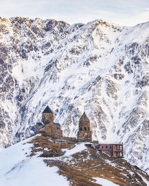 Vue célèbre de l'église Gergety Trinity et des montagnes du Caucase à Kazbegi en Géorgie