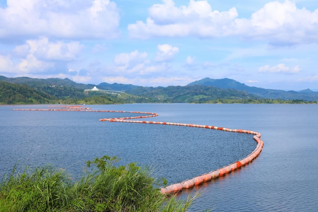 Une vue sur le célèbre lac du barrage de Jatigede dans l'ouest de Java, en Indonésie.