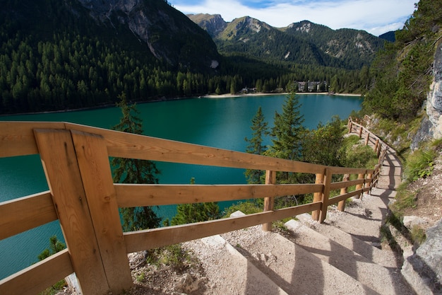 Vue sur le célèbre lac tyrolien Lago di Braies Dolomites Italie