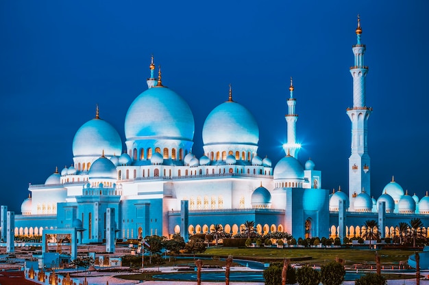 Vue de la célèbre mosquée Sheikh Zayed d'Abu Dhabi par nuit, Émirats Arabes Unis.