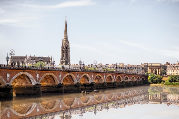 Vue sur le célèbre pont Saint Pierre avec la cathédrale Saint Michel dans la ville de Bordeaux, France