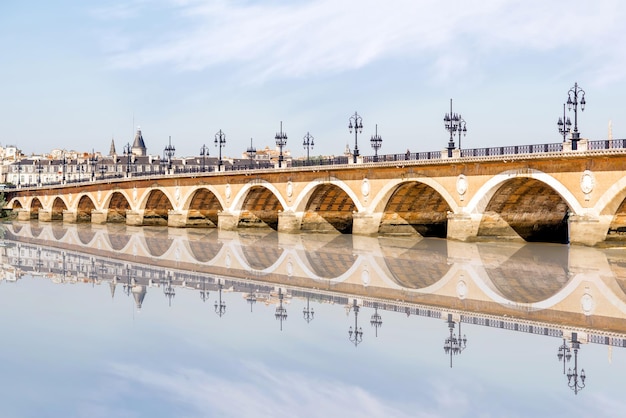 Vue sur le célèbre pont Saint Pierre avec réflexion sur l'eau dans la ville de Bordeaux, France