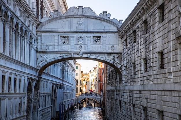 Vue sur le célèbre Pont des Soupirs à Venise Italie Point de repère urbain artistique soft sunset light