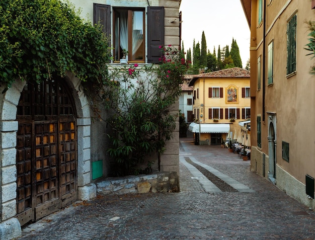 Vue sur la célèbre terrasse d'une petite ville de Tremosine à l'aube. Italie.