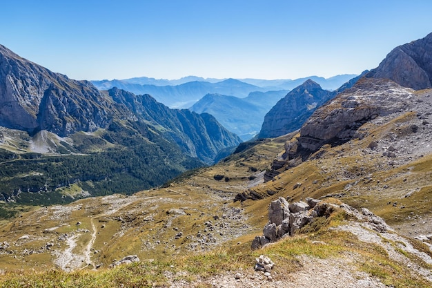 Vue sur les célèbres sommets des Dolomites en été Les Dolomites du groupe Brenta Italie