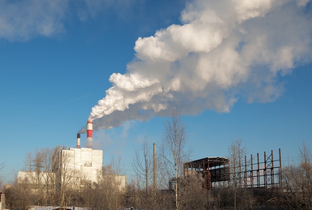 Vue de la centrale électrique par une journée glaciale