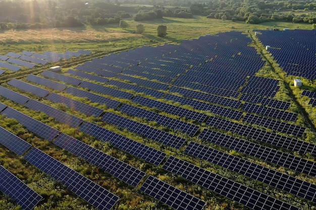 Vue d'une centrale solaire, rangées de panneaux solaires, panneaux solaires, vue de dessus, vue de dessus d'une centrale solaire, contexte industriel sur le thème des ressources renouvelables, centrale électrique