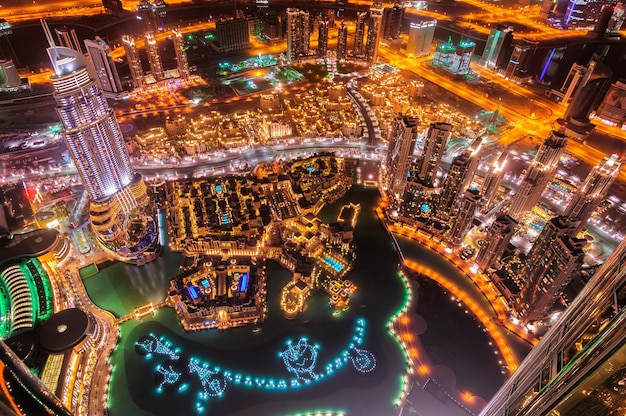 Vue sur le centre-ville de Dubaï de nuit Dubaï Émirats Arabes Unis