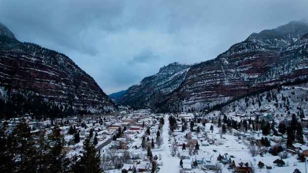 Vue sur le centre-ville d'Ouray en hiver.