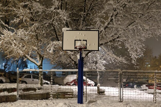 Photo vue d'un cerceau de basket sur un paysage couvert de neige