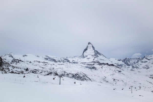 Photo vue sur le cervin avec les pistes de ski dans le premier avion