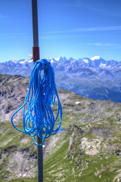 Photo vue de la chaîne de montagnes contre le ciel bleu