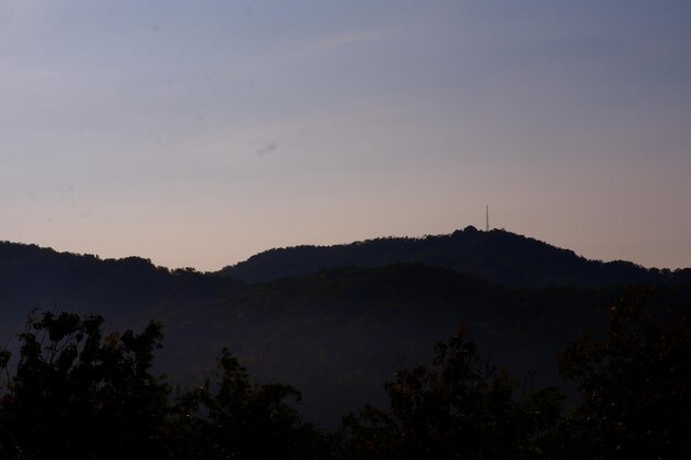 Une vue sur la chaîne de montagnes depuis le sommet de la colline.