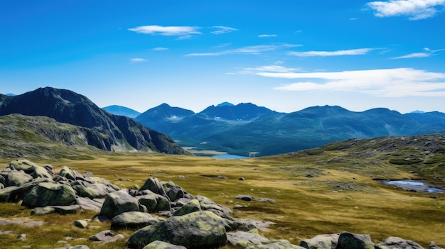 Vue d'une chaîne de montagnes depuis le sommet.