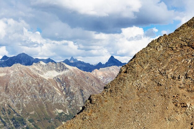 Vue sur la chaîne de montagnes du Caucase depuis Dombay