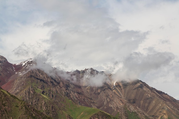 Vue sur les chaînes de montagnes rocheuses de Too Ashuu littéralement col de chameau Bichkek à Osh Kirghizistan