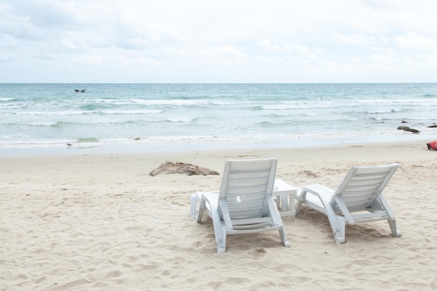 Vue des chaises sur la plage