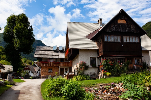 Vue sur chalet slovène à Stara Fuzina, Slovénie