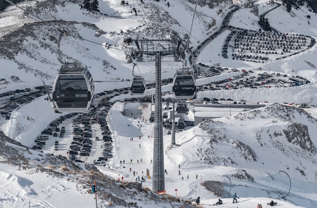 Vue des chalets à travers les montagnes